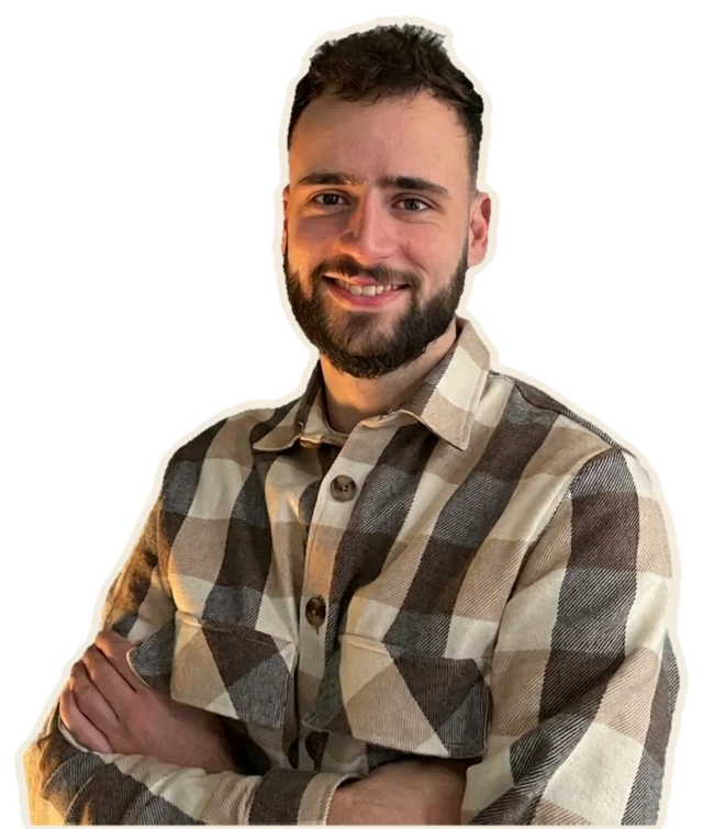 Maxime Sevillano, fondateur de Huile de Code, souriant, bras croisés, en chemise à carreaux